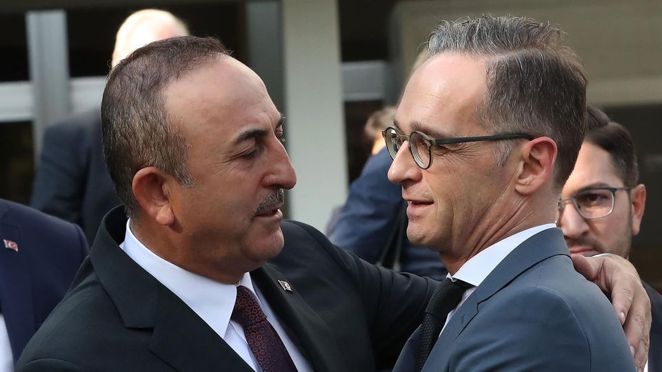 Der türkische Außenminister Mevlüt Cavusoglu begrüßt seinen deutschen Amtskollegen Heiko Maas