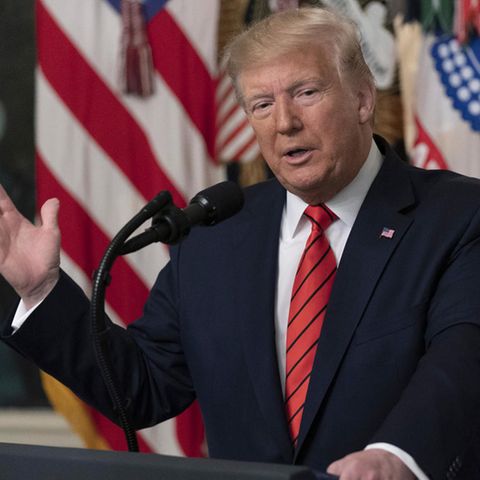 Ein Screenshot Video zeigt den Anführer der IS-Terrormiliz Abu Bakr al-Bagdadi. Rechts US-Präsident Donald Trump