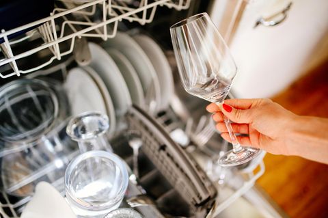 Geschirrspülmittel im Test: Eine offene Spülmaschine mit sauberem Geschirr