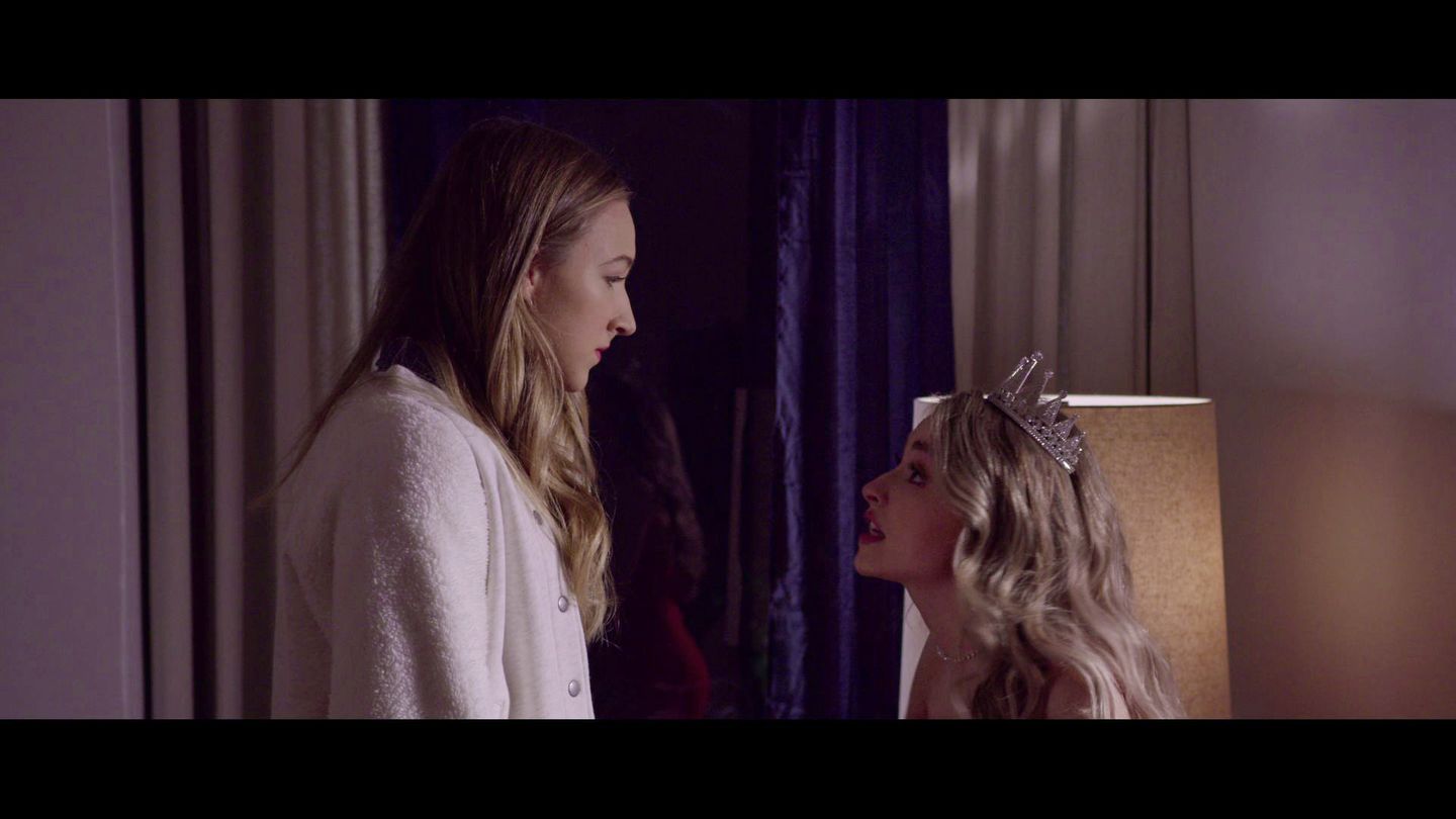 Streaming: Film Platz 5: "Wie Jodi über sich hinauswuchs" Ein sehr großes Mädchen und seine Teenager-Probleme - und fertig ist der Netflix-Hit. Trotz schlechter Kritiken überholte die im Original "Tall Girl" genannte Teenie-Komödie die Konkurrenz und schaffte in nur zwei Wochen vor Ende der Zählung ganze 41 Millionen Abrufe. Streaming: Film Platz 5: "Wie Jodi über sich hinauswuchs" Ein sehr großes Mädchen und seine Teenager-Probleme - und fertig ist der Netflix-Hit. Trotz schlechter Kritiken überholte die im Original "Tall Girl" genannte Teenie-Komödie die Konkurrenz und schaffte in nur zwei Wochen vor Ende der Zählung ganze 41 Millionen Abrufe.