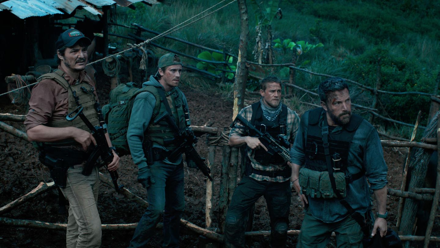 Streaming: Film Platz 3: "Triple Frontier" Drogen, Elite-Soldaten und ein bekannter Cast um Ben Affleck und "Narcos"-Star Pedro Pascal - fertig ist der Action-Hit. So dachte sich das Netflix. Doch angesichts des Budgets von 115 Millionen Dollar hatte man sich wohl mehr als die erreichten 52 Millionen Abrufe erhofft: Netflix wertet den Film intern als Flop - und will künftig bei teuren Produktionen vorsichtiger sein. Streaming: Film Platz 3: "Triple Frontier" Drogen, Elite-Soldaten und ein bekannter Cast um Ben Affleck und "Narcos"-Star Pedro Pascal - fertig ist der Action-Hit. So dachte sich das Netflix. Doch angesichts des Budgets von 115 Millionen Dollar hatte man sich wohl mehr als die erreichten 52 Millionen Abrufe erhofft: Netflix wertet den Film intern als Flop - und will künftig bei teuren Produktionen vorsichtiger sein.