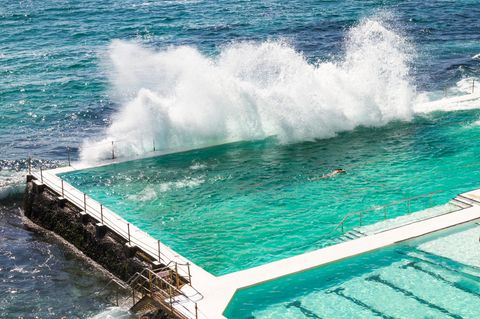 Schwimmen am Pool am Meer