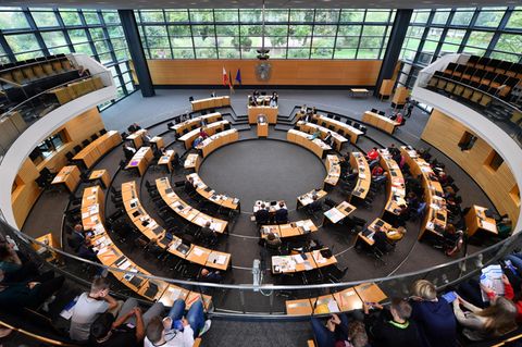 Abgeordnete und Regierung sitzen im Thüringer Landtag in Erfurt