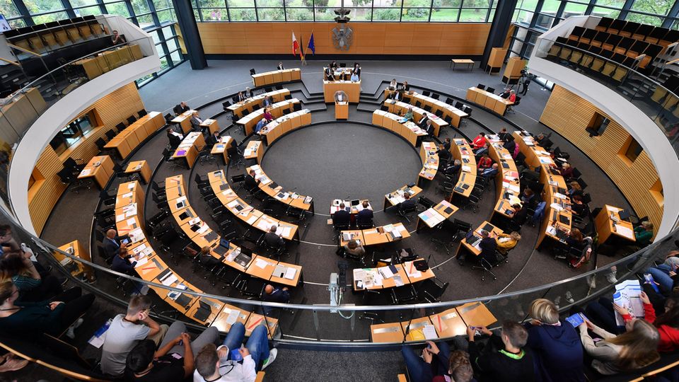 Abgeordnete und Regierung sitzen im Thüringer Landtag in Erfurt