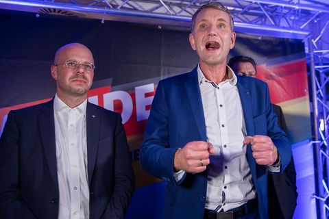 Björn Höcke (r.), Spitzenkandidat der AfD bei der Landtagswahl in Thüringen, und Andreas Kalbitz (l.) , Landesvorsitzender der AfD in Brandenburg stehen bei der Wahlparty der AfD in Erfurt auf der Bühne