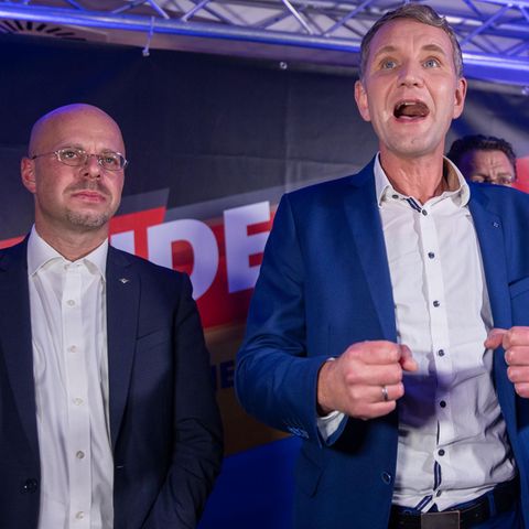 Björn Höcke (r.), Spitzenkandidat der AfD bei der Landtagswahl in Thüringen, und Andreas Kalbitz (l.) , Landesvorsitzender der AfD in Brandenburg stehen bei der Wahlparty der AfD in Erfurt auf der Bühne