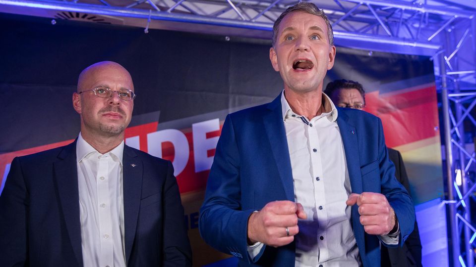Björn Höcke (r.), Spitzenkandidat der AfD bei der Landtagswahl in Thüringen, und Andreas Kalbitz (l.) , Landesvorsitzender der AfD in Brandenburg stehen bei der Wahlparty der AfD in Erfurt auf der Bühne