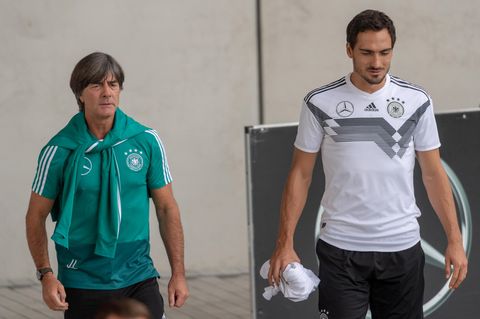 Joachim Löw und Mats Hummels vor einer Trainingseinheit des DFB-Teams