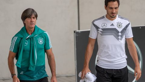 Joachim Löw und Mats Hummels vor einer Trainingseinheit des DFB-Teams