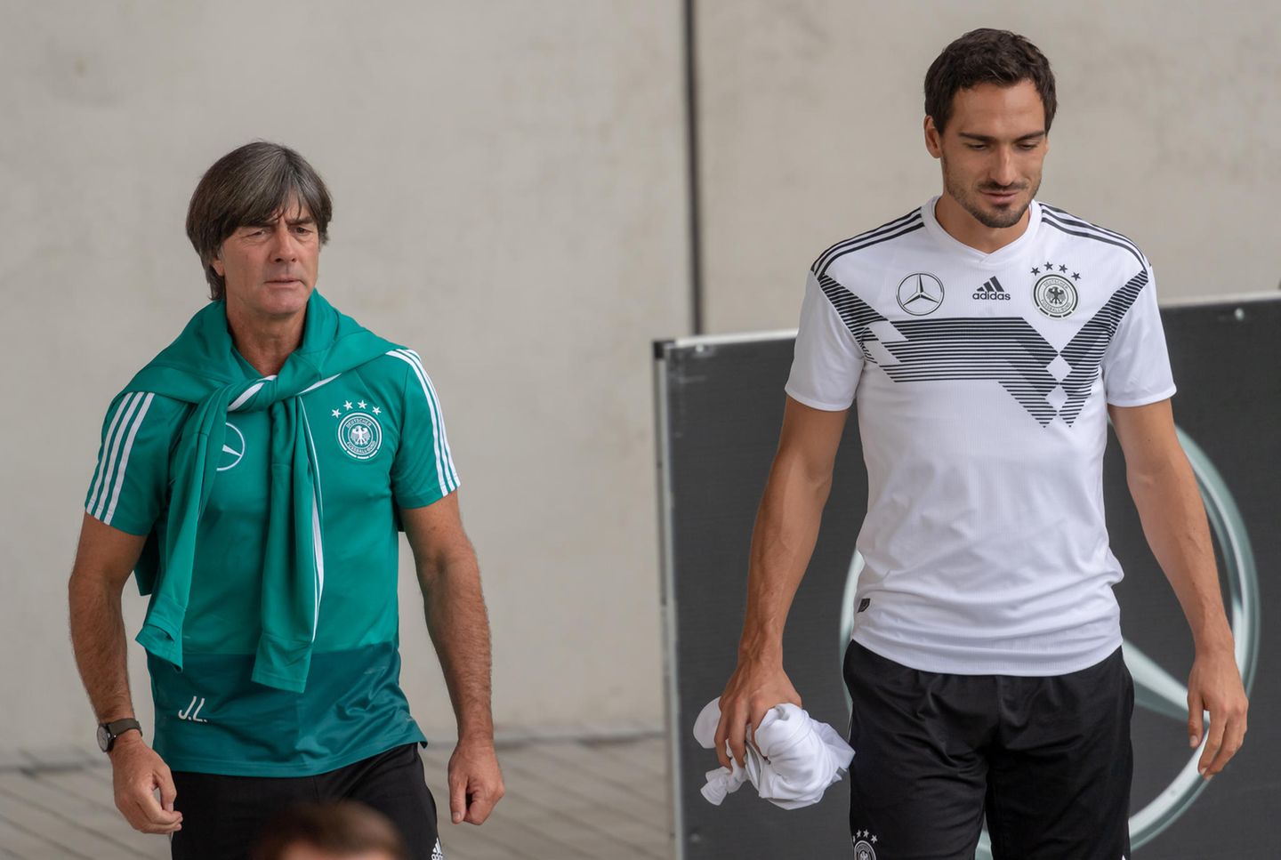 Joachim Löw und Mats Hummels vor einer Trainingseinheit des DFB-Teams