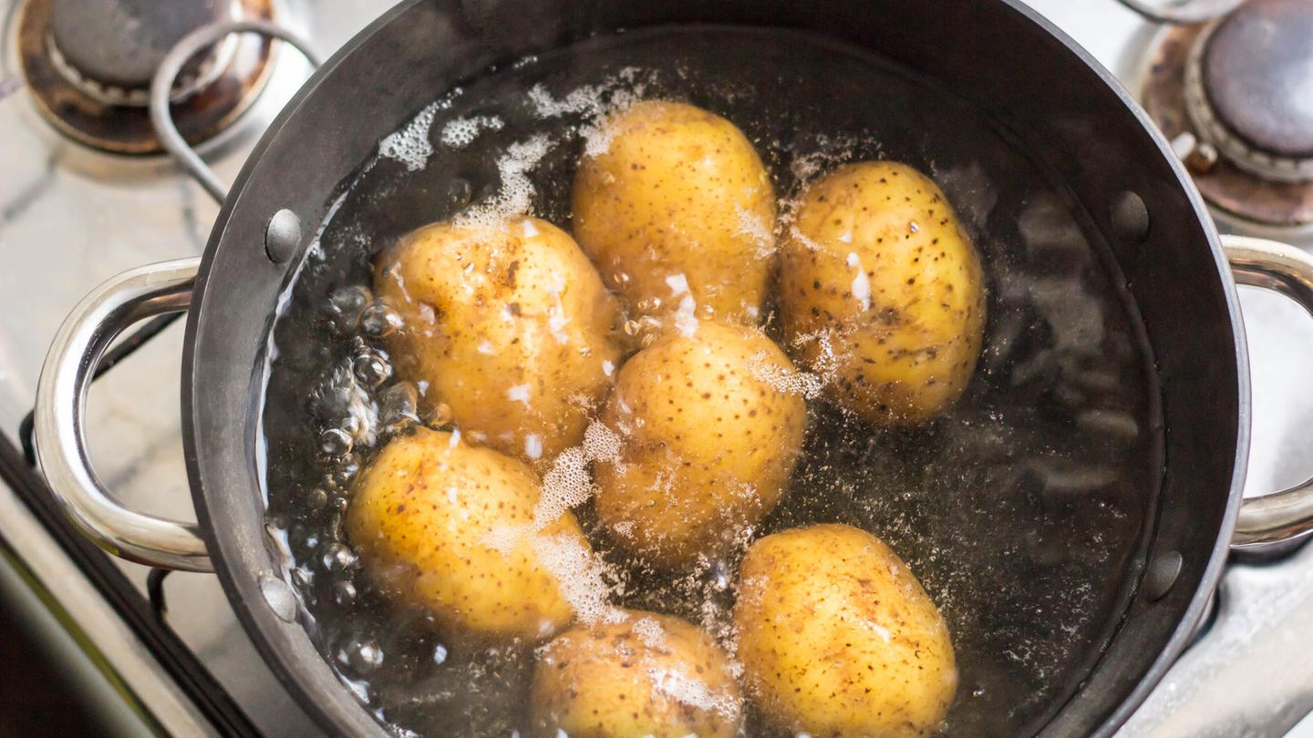 Kartoffeln kochen in einem Topf