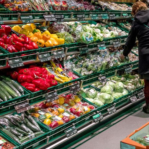 Eine Gemüseabteilung in einem Supermarkt