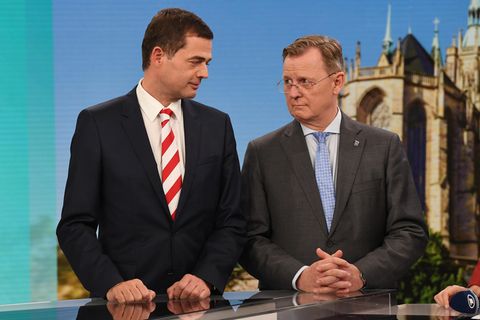 Mohring (l.), CDU-Spitzenkandidat, steht neben Bodo Ramelow (Die Linke), Ministerpräsident von Thüringen