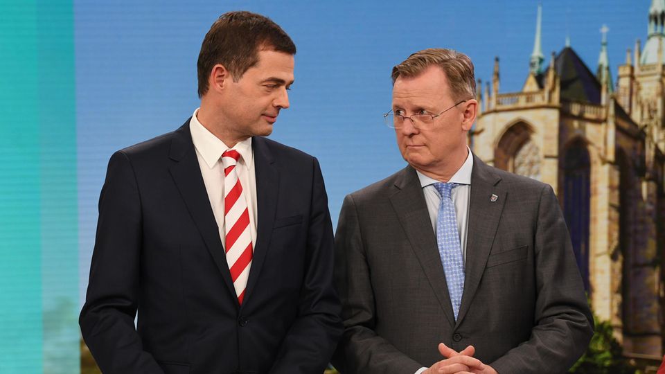 Mohring (l.), CDU-Spitzenkandidat, steht neben Bodo Ramelow (Die Linke), Ministerpräsident von Thüringen