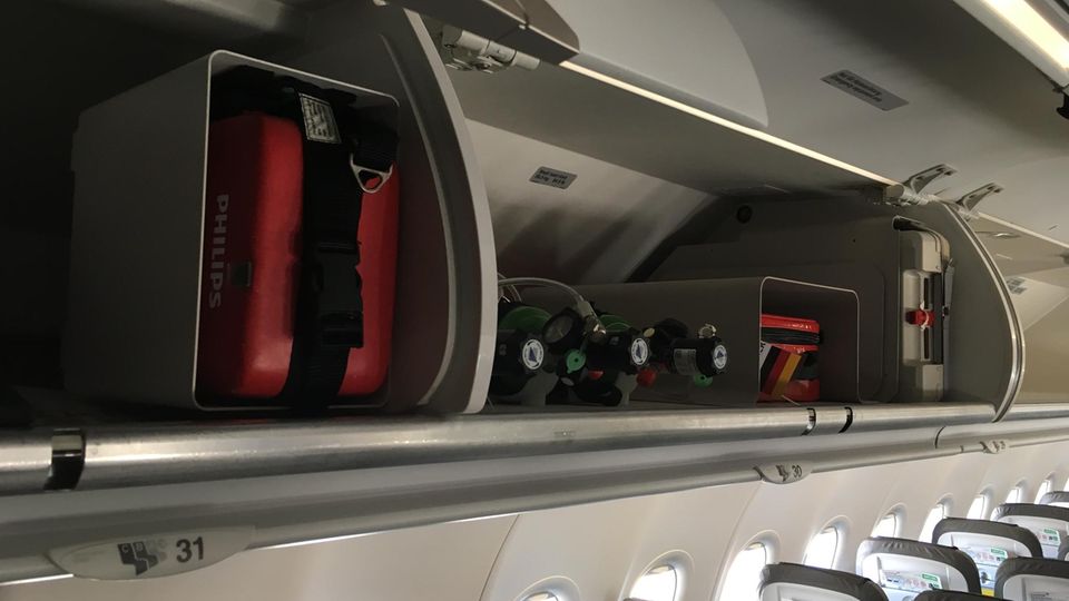 Medizinische Ausrüstung an Bord Sauerstoffflaschen, Verbandszeug, Adrenalinspritzen und sogar ein Defibrillator – alles ist an Bord