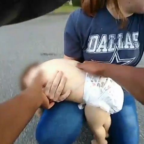 Die Polizei in Kissimmee rettet ein Baby vor dem Ersticken.