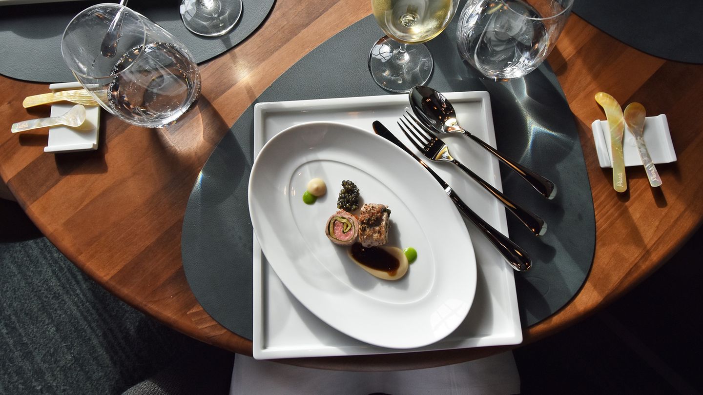 Ein Vorgeschmack auf eines der weiteren Gourmet-Restaurants an Bord der "Europa": das Pearls. Dort gibt es "Involtini vom Kalbsfilet, weiße Bohnencreme, Auberginen, Mangold, gebutterte Jus."