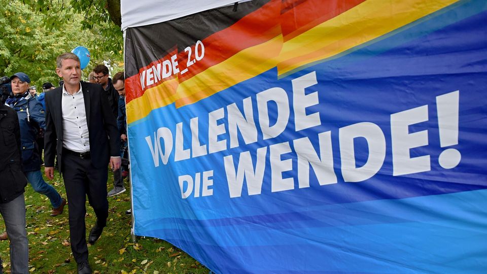 Neben einem blauen Tuch mit dem Slogan "Vollende die Wende" steht AfD-Spitzenkandidat Björn Höcke