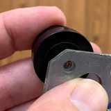 "Die Höhle der Löwen": Schade: In mehreren Halterungen ließ sich der Silikon-Aufsatz nicht in die vorgefertigten Löcher einsetzen. Bei solch kleinen Löchern ist ein so präzises Aufkleben allerdings ähnlich herausfordernd, wie das altmodische Ausmessen. Dann nimmt man eben doch weiter direkt den Bleistift.