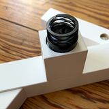 "Die Höhle der Löwen": Obwohl die schiefe Oberfläche in der Halterung keine perfekten Bedingungen bietet, lässt sich der Stamp per Aufkleber recht unkompliziert und vor allem stabil befestigen.