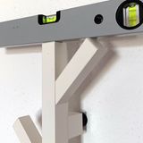 "Die Höhle der Löwen": Mit der Wasserwaage sorgt man für eine gerade Position an der gewünschten Stelle, dann muss man nur noch vorsichtig drücken. Das ging im Test sogar einhändig.