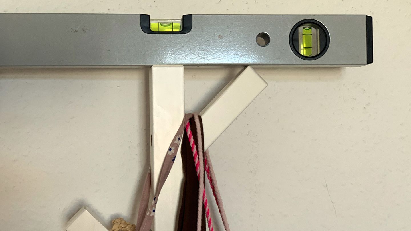 "Die Höhle der Löwen": Das Ergebnis: Nach wenigen Minuten ist die Garderobe ohne Ausmessen und Rechnerei gerade an der Wand.