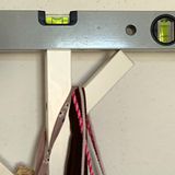 "Die Höhle der Löwen": Das Ergebnis: Nach wenigen Minuten ist die Garderobe ohne Ausmessen und Rechnerei gerade an der Wand.