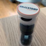 "Die Höhle der Löwen": Die Drillstamps werden mit einer handlichen Röhre geliefert, die alles nötige enthält und in jedem Werkzeugkasten Platz finden dürfte.