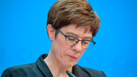 Annegret Kramp-Karrenbauer will erst im nächsten Jahr über die Kanzlerkandidatur entscheiden lassen
