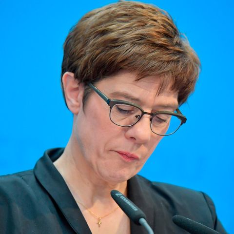 Annegret Kramp-Karrenbauer will erst im nächsten Jahr über die Kanzlerkandidatur entscheiden lassen
