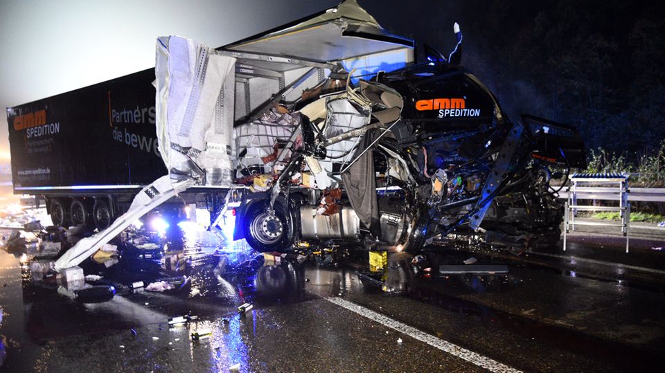 A6 Unfall Ein kaputter Lkw auf der A6