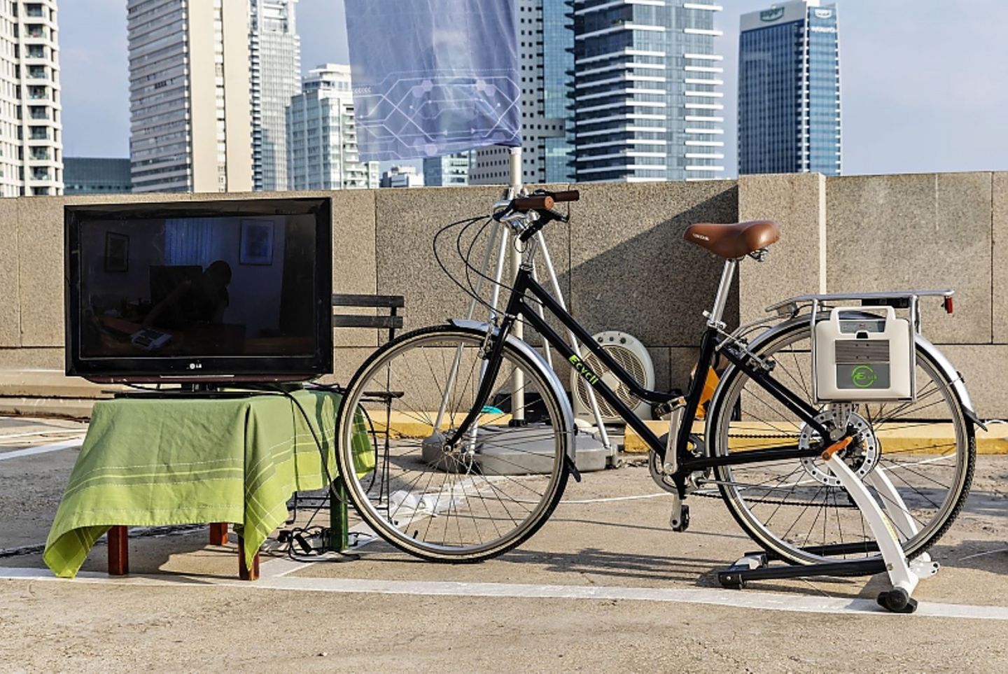 Diese Fahrrad hat einen Nachrüstsatz, um es zu einem E-Bike zu machen