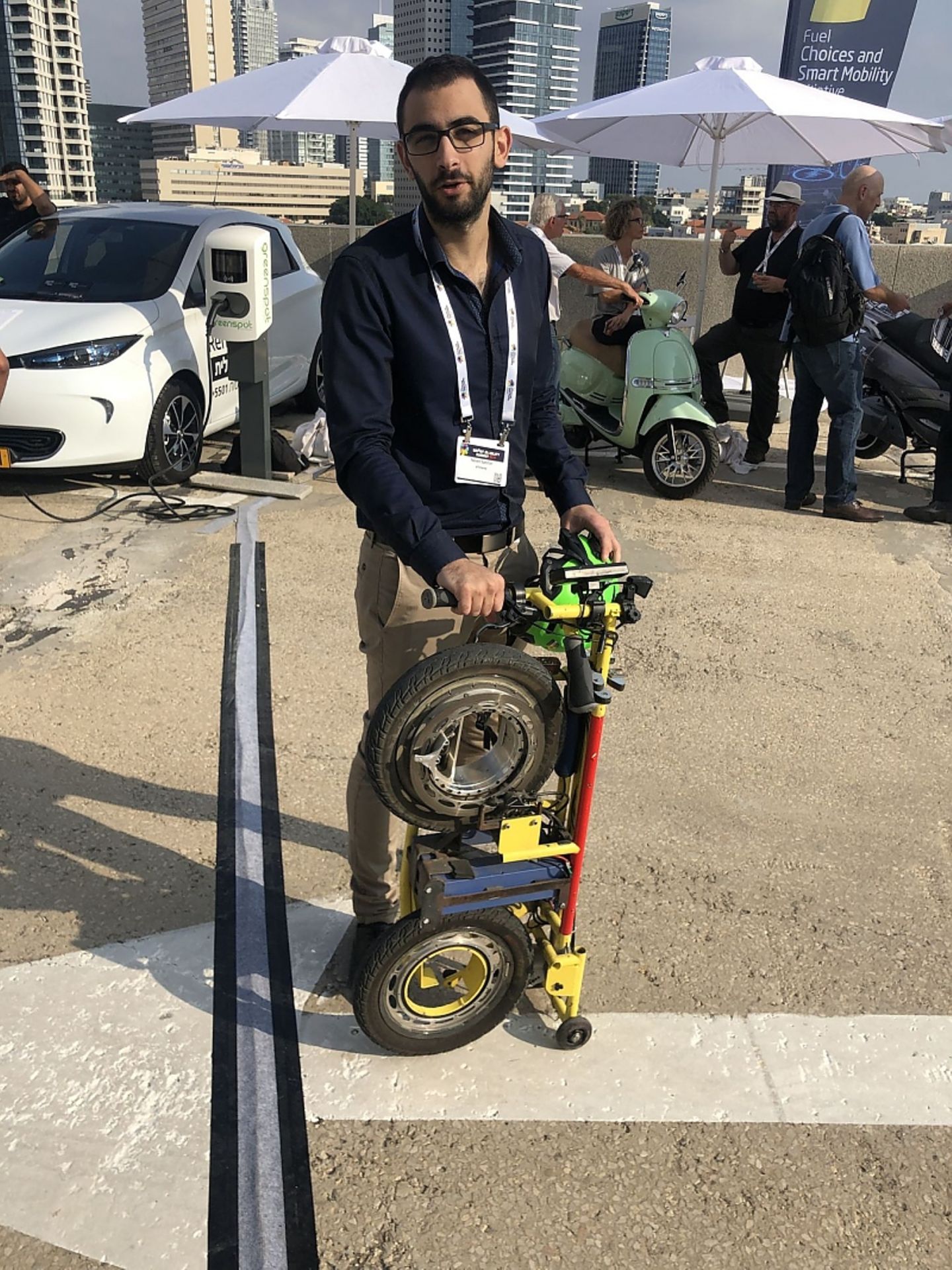 Naveh Spector mit seinem E-Roller