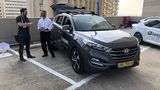 Benyamin Parto (rechts) mit seinem Hyundai SUV, auf dessen Dach vier Kameras montiert sind - zwei optische und zwei Wärmebildkam