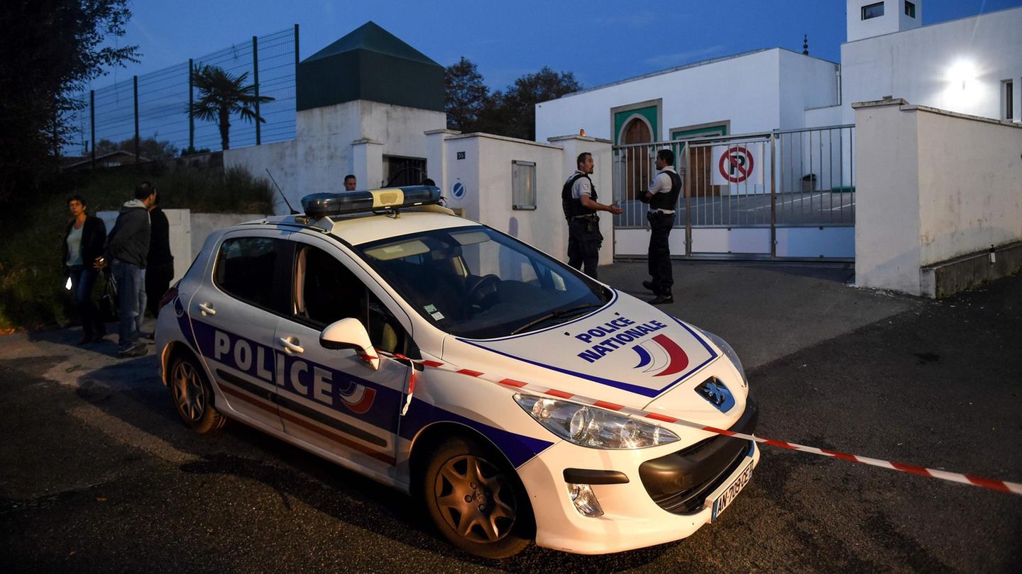 Nach den Schüssen auf zwei Gläubige bewachte die Polizei die Moschee in Bayonne im Südwesten Frankreichs