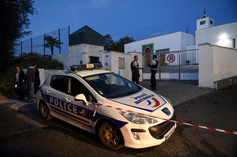 Nach den Schüssen auf zwei Gläubige bewachte die Polizei die Moschee in Bayonne im Südwesten Frankreichs