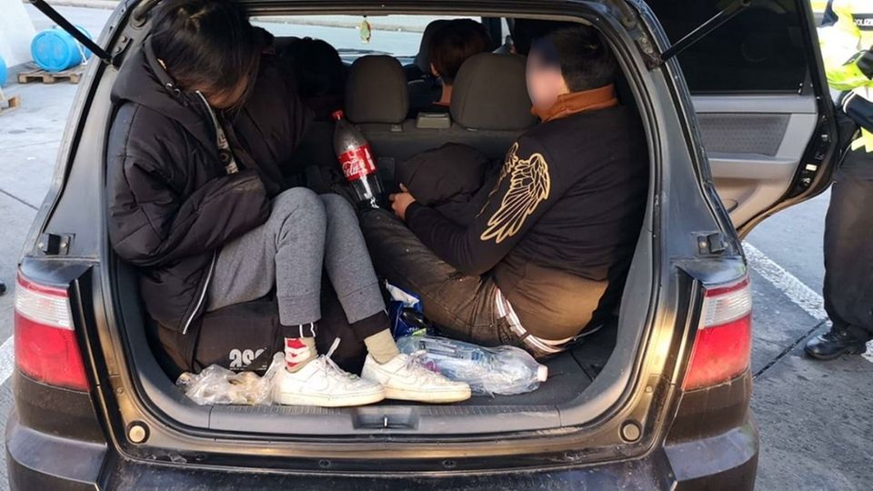 Nachrichten Deutschland A17 Polizisten entdeckten die Vietnamesen im Kofferraum