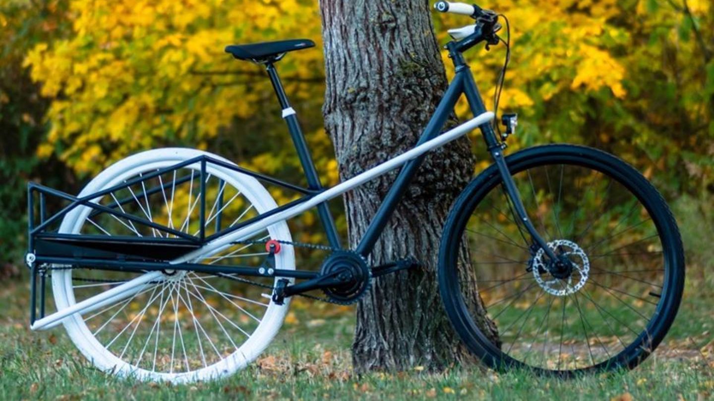Lastenrad: Zusammengefaltet schrumpft das Rad auf normale Dimensionen. Es lösst sich sogar senkrecht aufstellen und auf dem Klappgelenk abstellen. Zusammengefaltet schrumpft das Rad auf normale Dimensionen. Es lösst sich sogar senkrecht aufstellen und auf dem Klappgelenk abstellen.