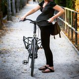 Der Lastenkorb ist nicht breiter als Pedale und Lenker - so bleibt das Rad handlich.