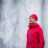 A wie Ausrüstungscheck  Die Klamottenwahl »to go« ist eine haarige Angelegenheit. Nun, eine wollwarme Körperverpackung schont die Umwelt – und die Nasen der Mitreisenden. Denn Wolle stinkt nicht so (schnell) wie Kunststoff. Abgesehen vom Olfakto-Vorteil: Fleecepullis und Co, mögen sie auch aus recycelten PET-Flaschen hergestellt worden sein, sind niemals ganz und gar nachhaltig. Beim Waschen gelangen Flusen ins Wasser, das Mikroplastik landet später im Meer. Ökologische Erste-Hilfe-Maßnahme: spezielle Waschbeutel, die Fasern auffangen: guppyfriend.com 