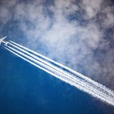 Flugzeug mit Kondenzstreifen