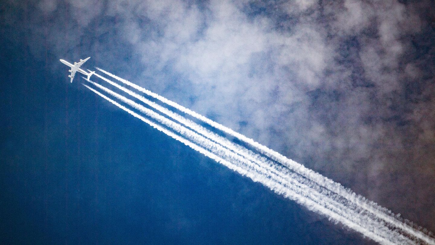 Flugzeug mit Kondenzstreifen