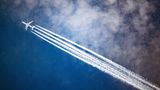 Flugzeug mit Kondenzstreifen