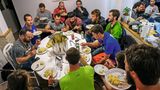 Extremsport auf und am Seil funktioniert nur als Team. Gemein­sames Essen ­gehört dazu