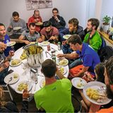 Extremsport auf und am Seil funktioniert nur als Team. Gemein­sames Essen ­gehört dazu