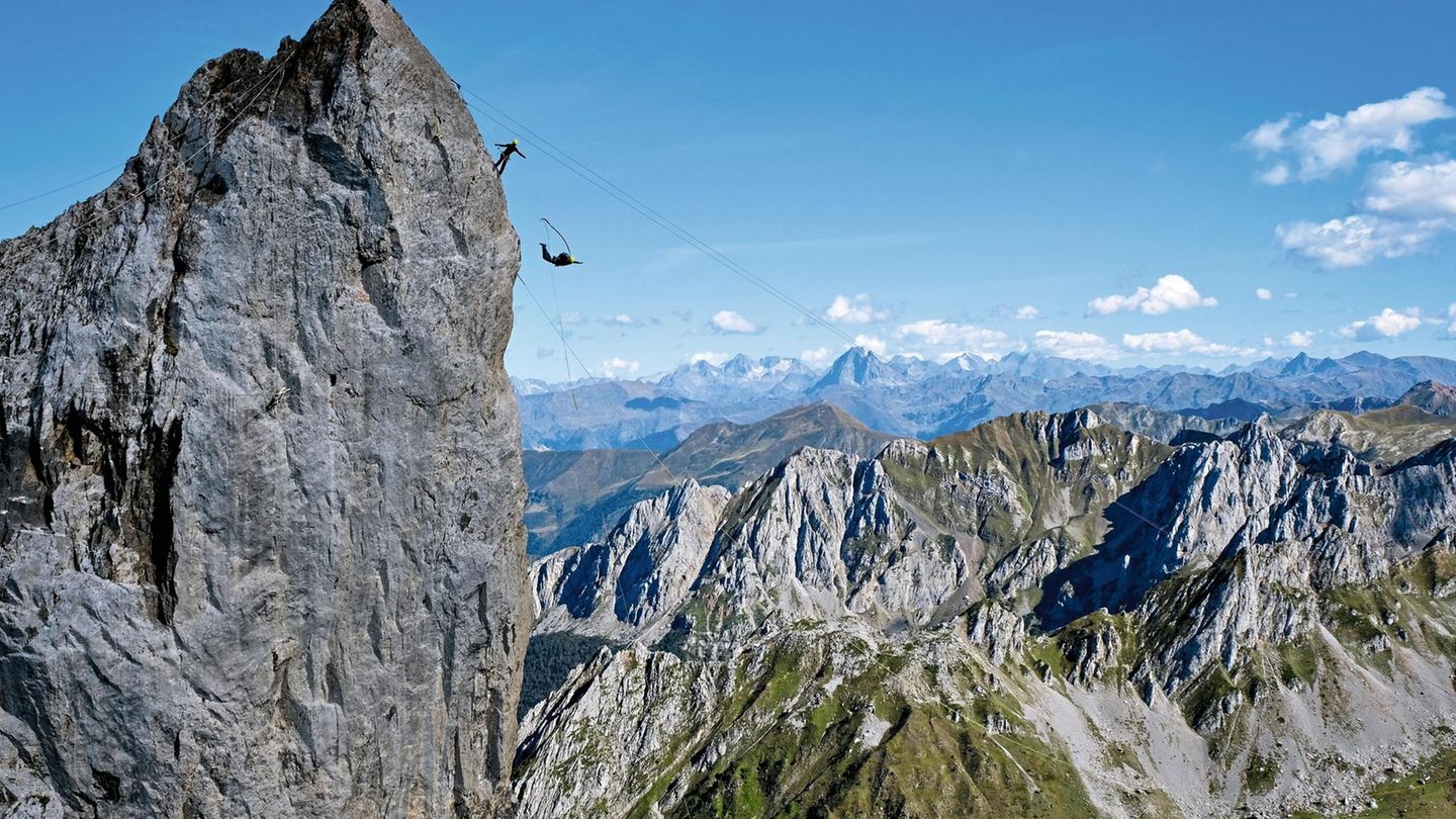 Eine Gruppe Athleten trainiert den Pendelsprung