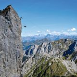Eine Gruppe Athleten trainiert den Pendelsprung