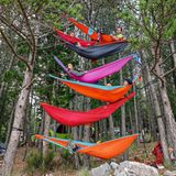 Mitglieder unterschiedlicher Sprungteams genießen eine Pause in der Hängematte