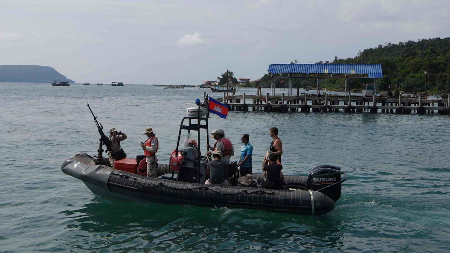 Taucher und Soldaten fahren mit einem Boot raus aufs Meer