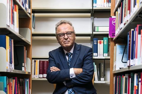 Hans-Jürgen Papier in der Bibliothek der juristischen Fakultät der LMU, München